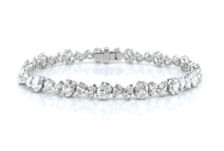 white bg - BGBR8108 - Evelina Teardrop Diamond Bracelet